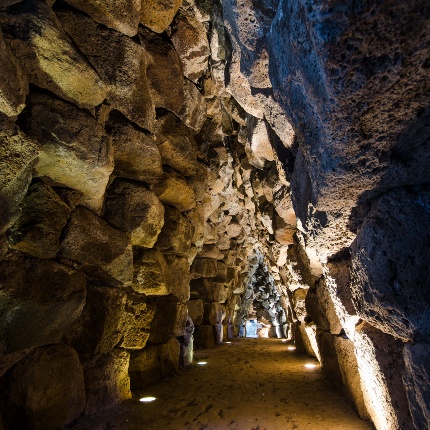Il corridoio-galleria che collega le torri Nord e Ovest (foto Giuseppe Lonis)