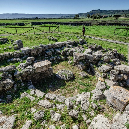 La villa rustica di età romana imperiale sovrapposta alla capanna 8 del villaggio (foto Giuseppe Lonis)