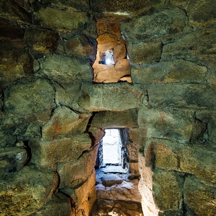 Particolare del vano ricavato al di sopra del solaio piano del corridoio di ingresso alla camera centrale (foto Giuseppe Lonis)