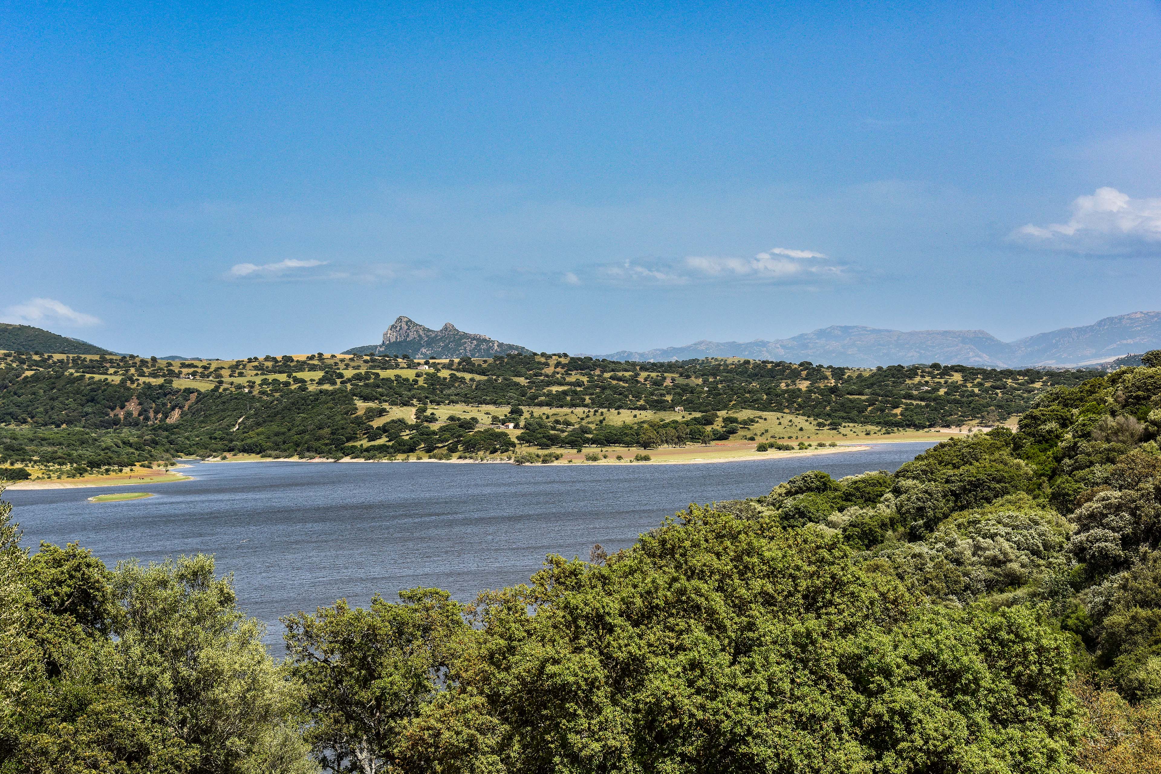 Vista panoramica del lago e dei monti del Limbara