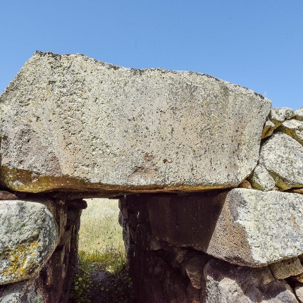 Ingresso E della muraglia megalitica (foto Ivo Piras)