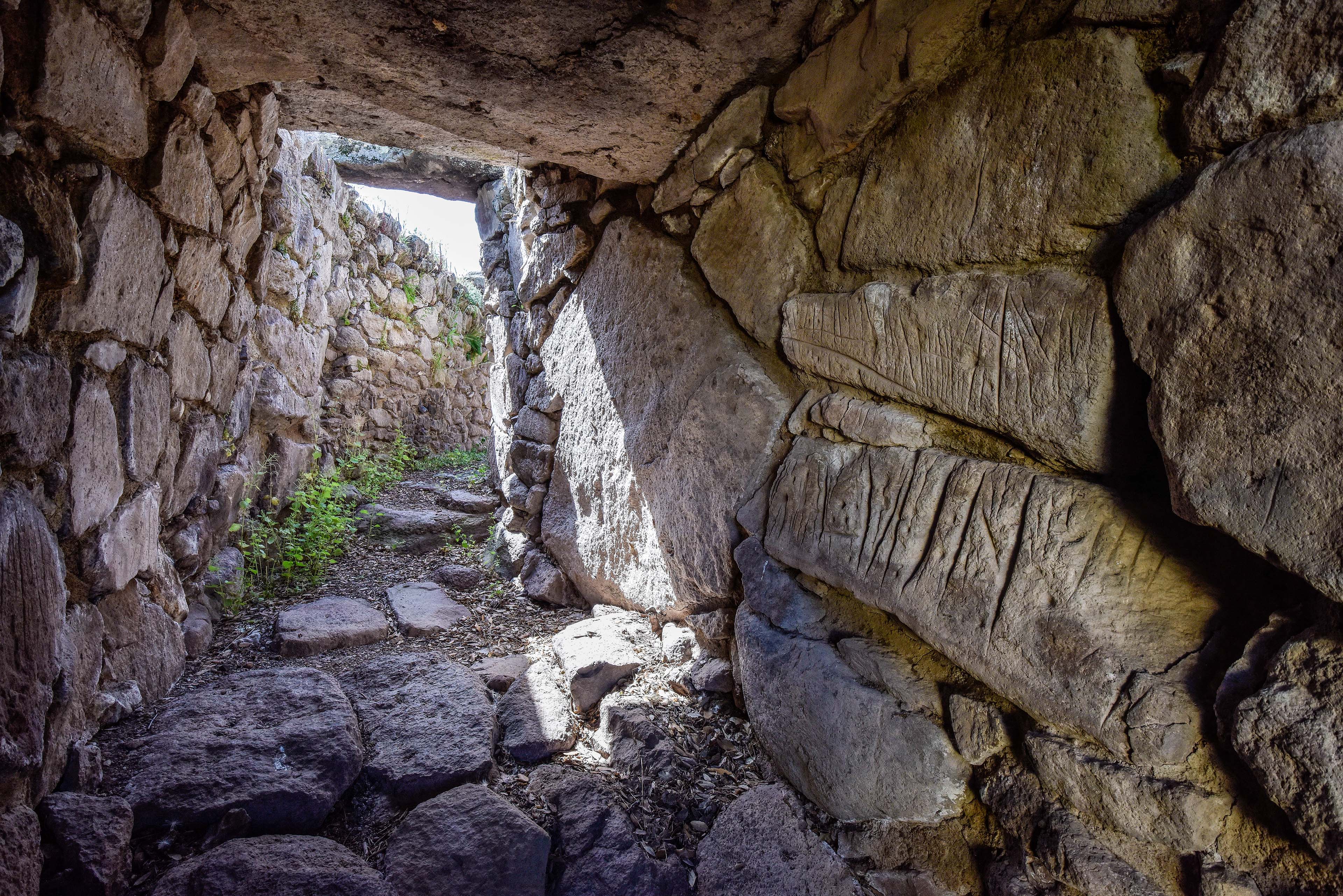 Incisioni nel paramento del corridoio della muraglia megalitica (foto Ivo Piras)