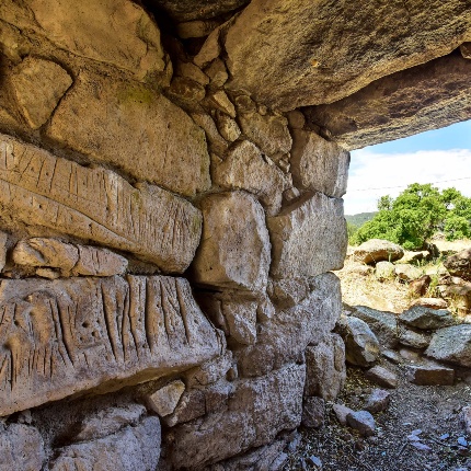Ingresso alla muraglia, dove su alcuni conci parallelepipedi sono presenti incisioni lineari (foto Ivo Piras)