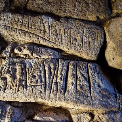 Dettaglio sulle incisioni lineari presenti nel corridoio di ingresso alla muraglia (foto Ivo Piras)