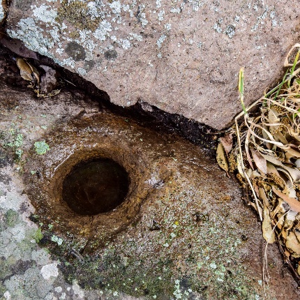 Piccola coppella nella parete destra del corridoio di ingresso alla muraglia (foto Ivo Piras)
