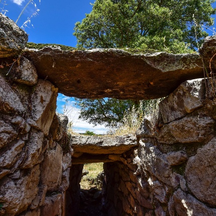 Il corridoio della muraglia con copertura a piattabanda (foto Ivo Piras)