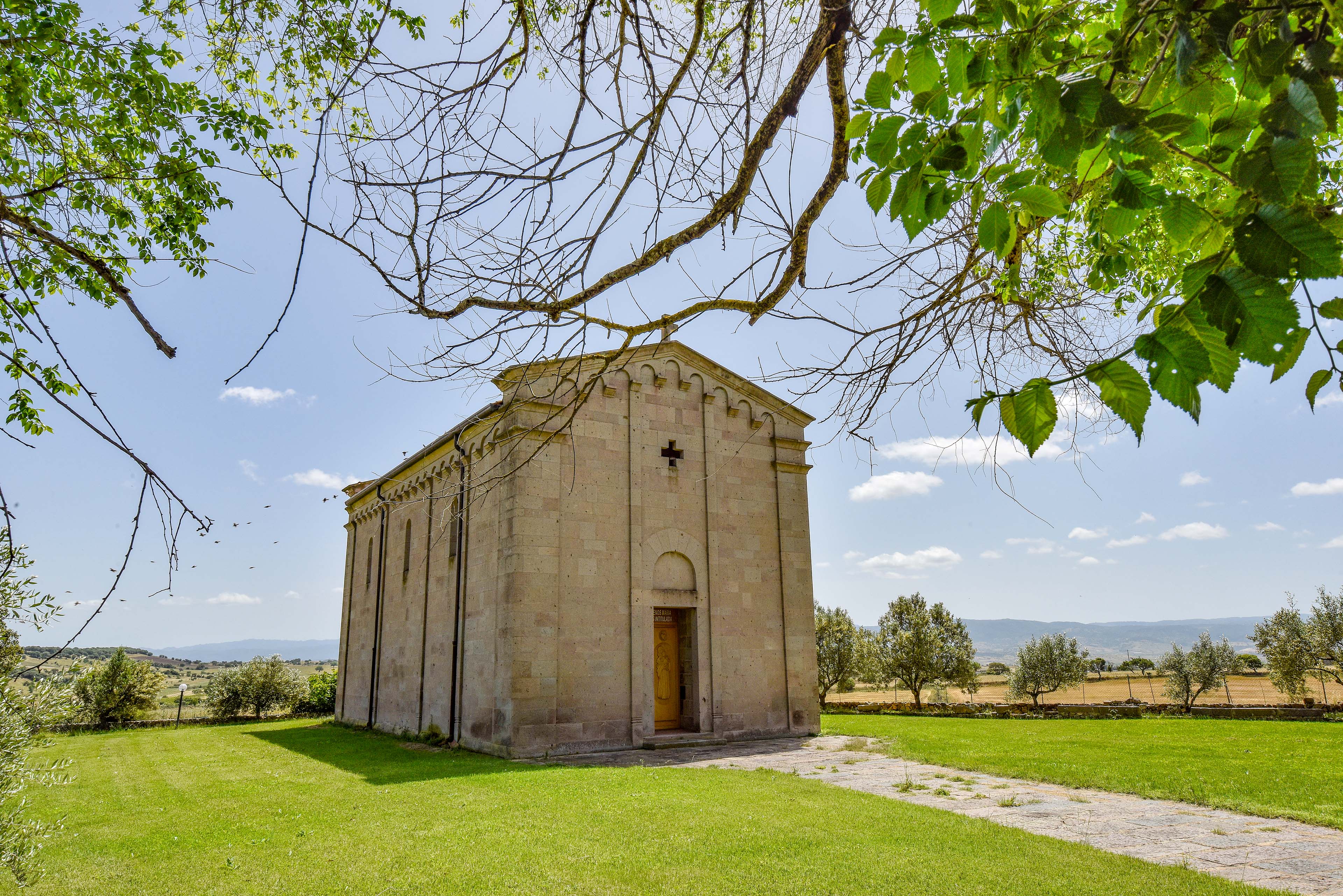 La facciata col portale architravato con arco di scarico a sesto rialzato e una luce cruciforme (foto Ivo Piras)