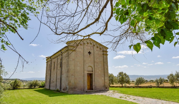 La facciata col portale architravato con arco di scarico a sesto rialzato e una luce cruciforme
