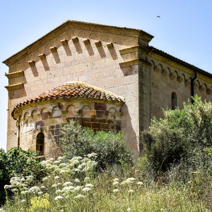 Nella parte alta corrono archetti monolitici a ghiera semicircolare e cornice terminale a listello (foto Ivo Piras)