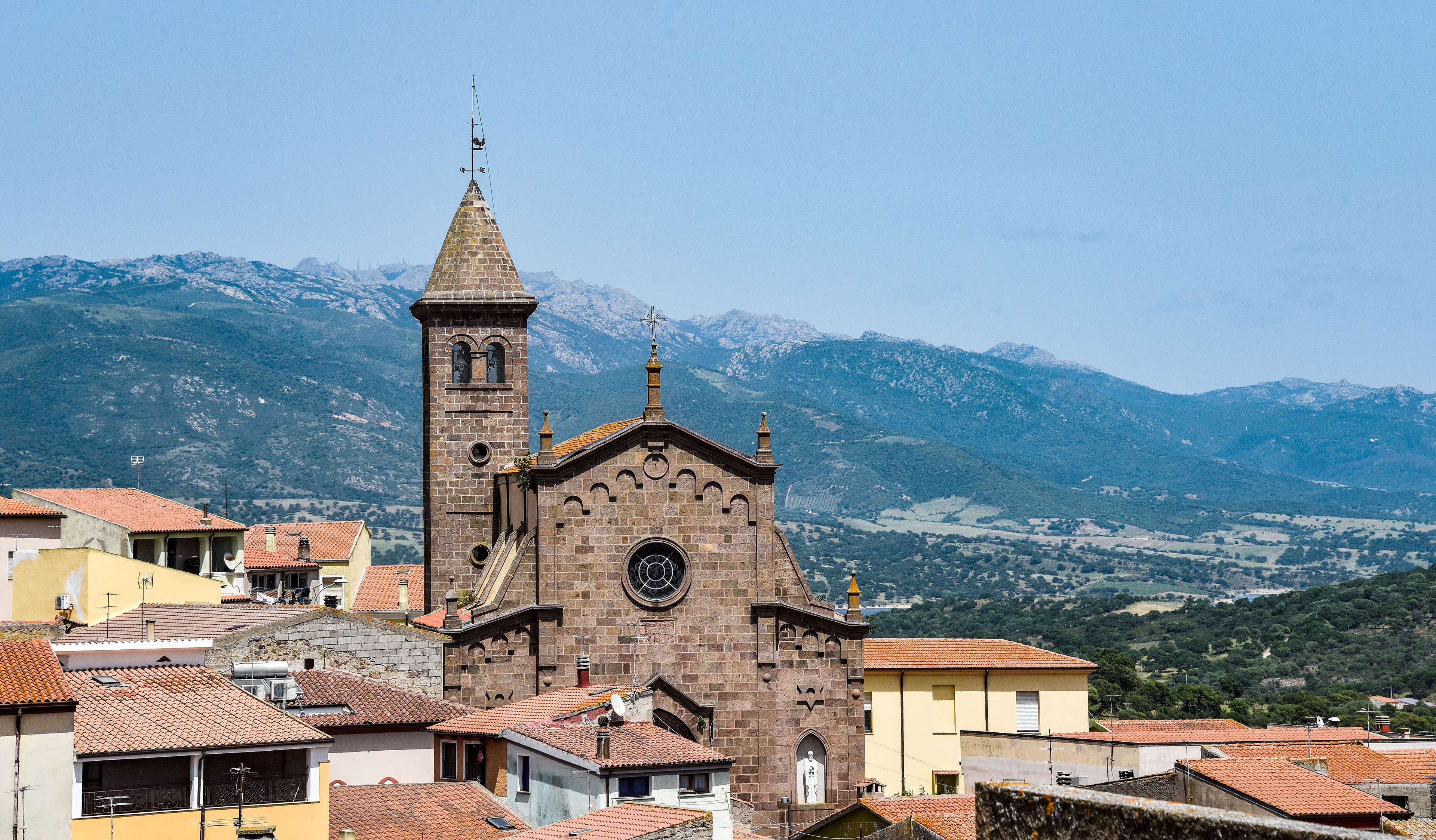 La parrocchiale, col suo campanile, si staglia tra le case del paese