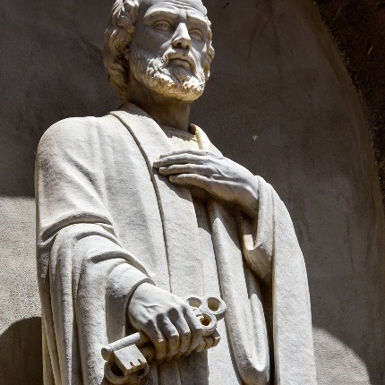 A sinistra del portale d’ingresso una nicchia di marmo ospita la statua di San Pietro (foto Ivo Piras)