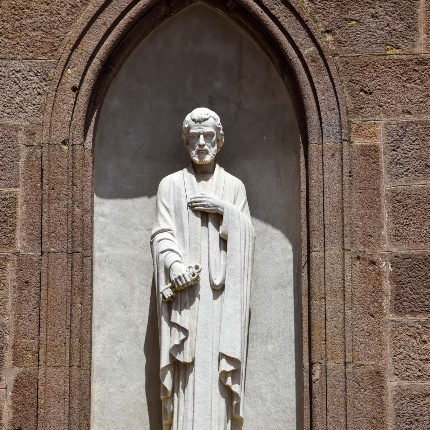 A destra del portale d’ingresso una nicchia di marmo ospita la statua di San Paolo (foto Ivo Piras)