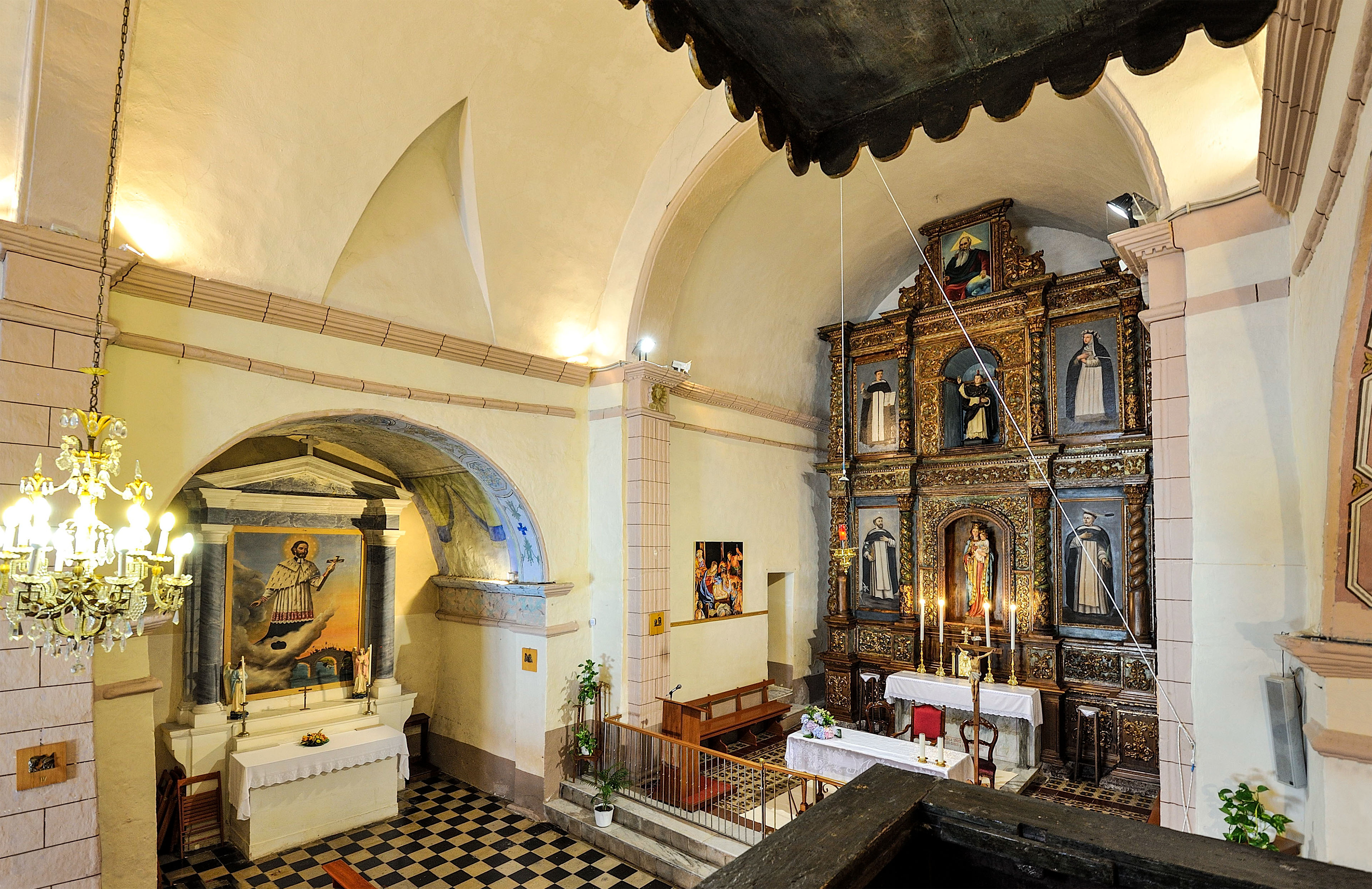 Veduta della navata con l'altare maggiore nel presbiterio (foto Ivo Piras)