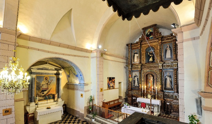 Veduta della navata con l'altare maggiore nel presbiterio