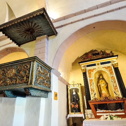 Pulpito in legno, finemente decorato con motivi floreali e riferibile al XVII secolo (foto Ivo Piras)