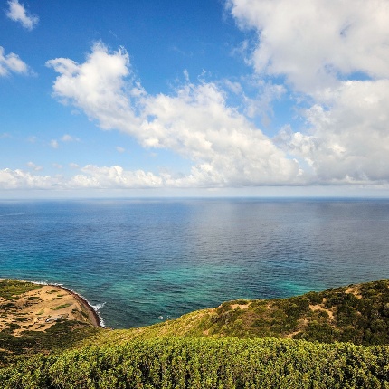 Costa alta e mare cristallino (foto Ivo Piras)