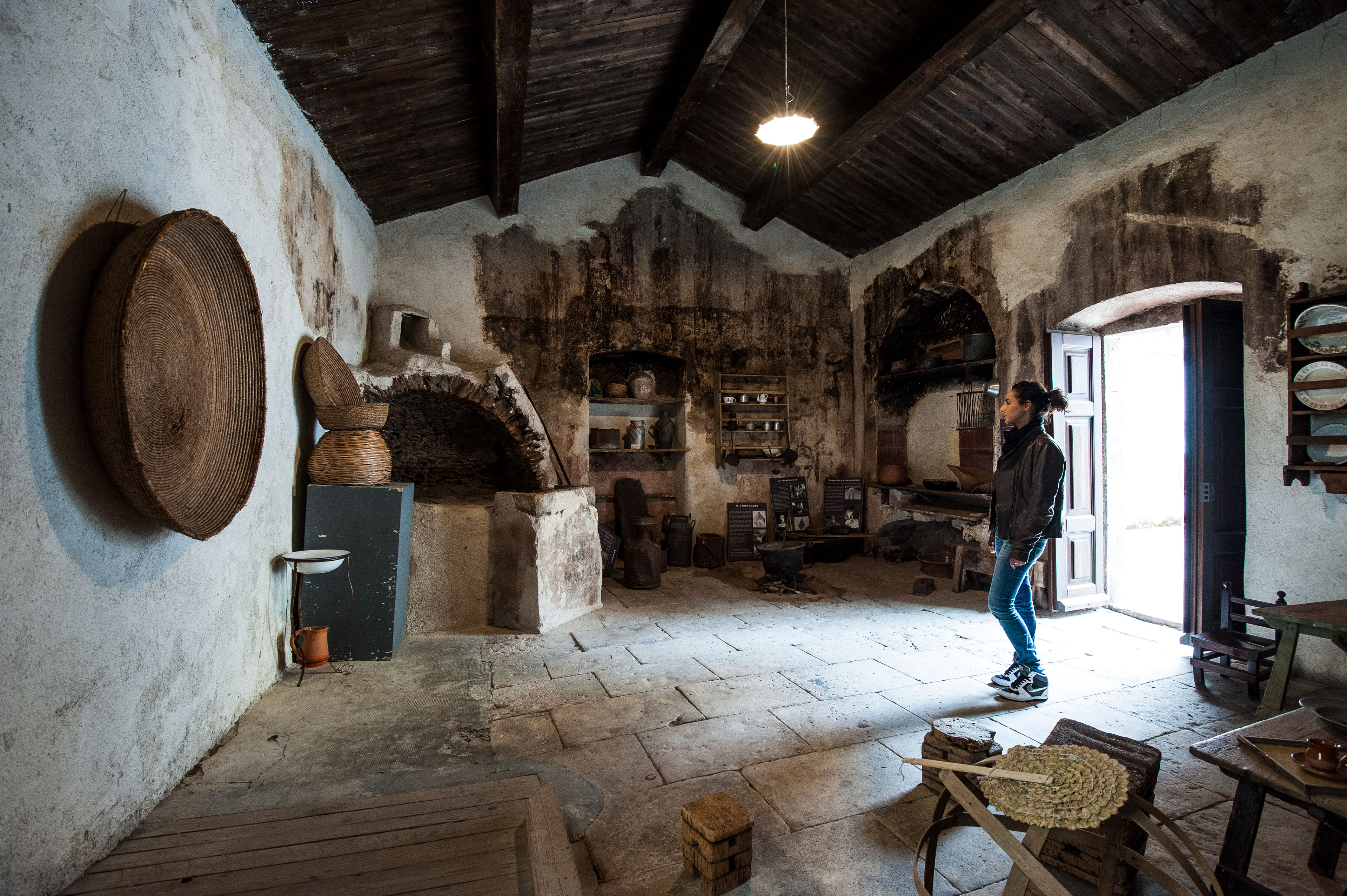 Cucina con il forno a legna (foto Ivo Piras)