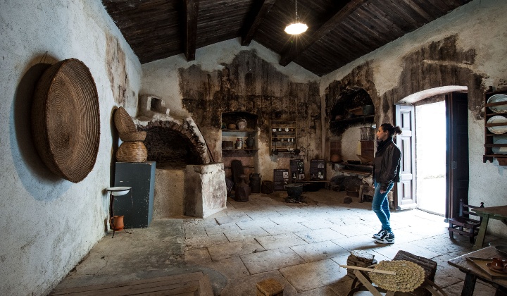 Cucina con il forno a legna