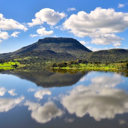 Lago del Temo e veduta del Monte Minerva (foto Ivo Piras)