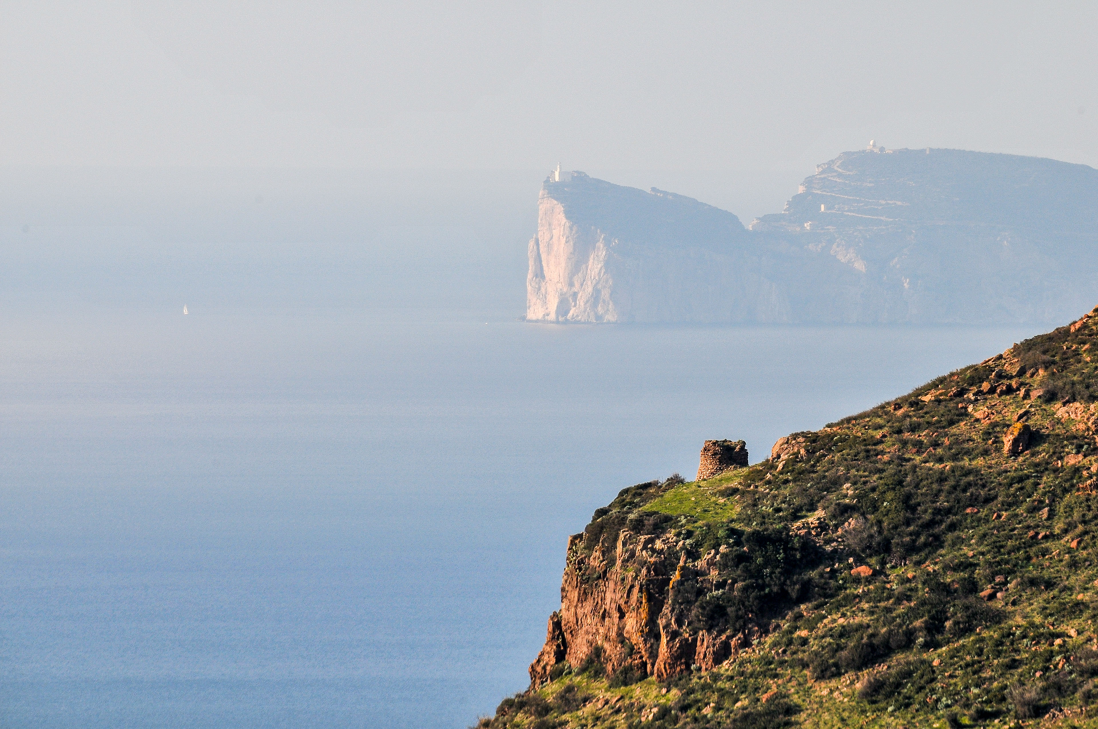 Veduta della torre costiera di Badde Jana e sullo sfondo Capo Caccia (foto Ivo Piras)