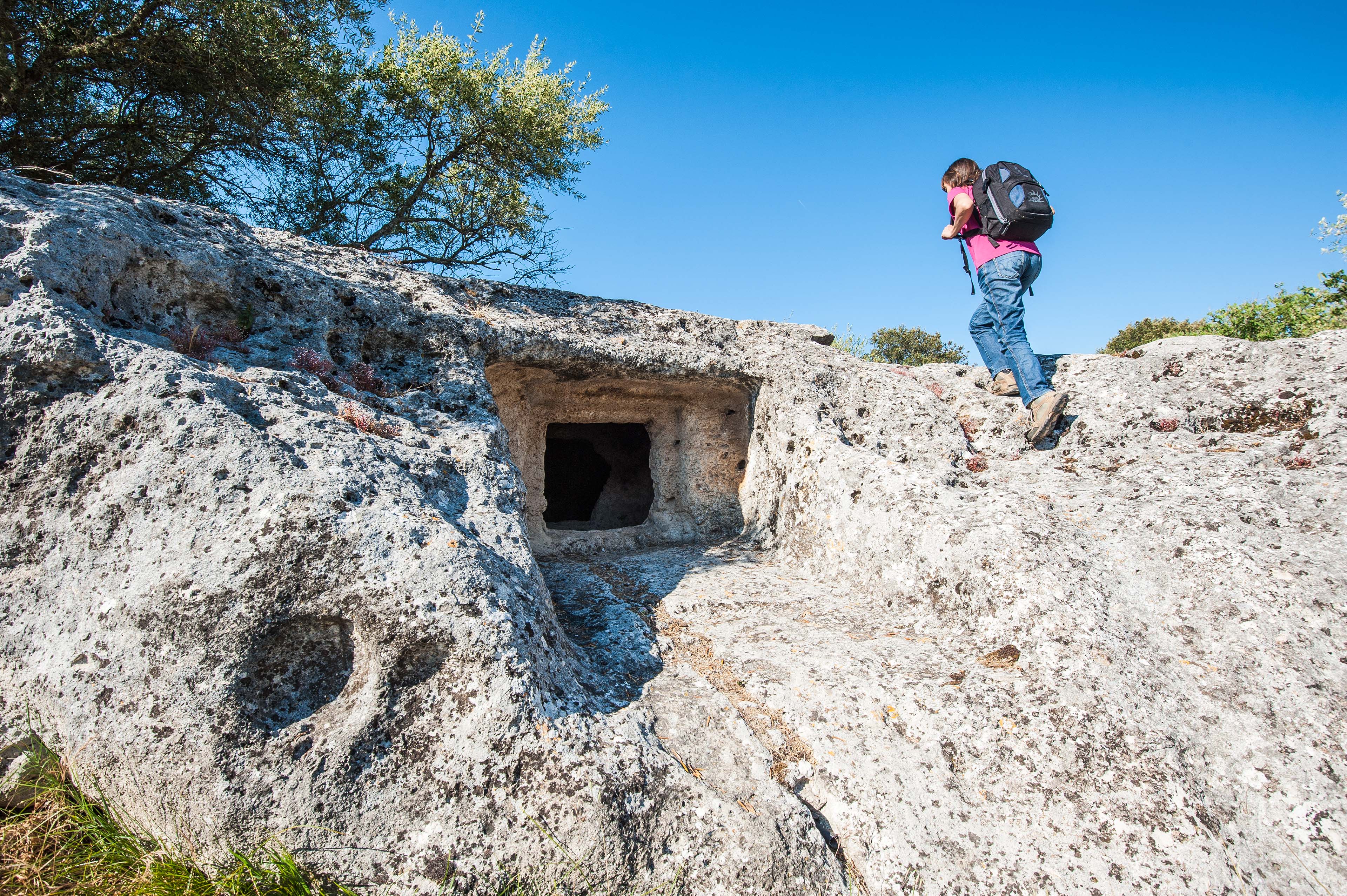 Tomba IX, dromos e portello di ingresso (foto Ivo Piras)