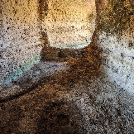 Tomba IX, coppella sul pavimento (foto Ivo Piras)