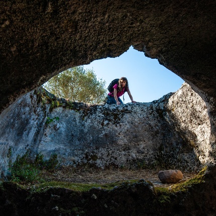 Villanova Monteleone, domus de Janas di Puttu Codinu. Tomba VIII, una cella con il crollo del soffitto (foto Ivo Piras)