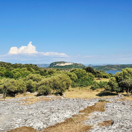 Vista panoramica sul lago dalla necropoli (foto Ivo Piras)