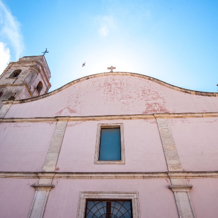 La facciata è scandita in orizzontale da cornici e in verticale da lesene che occupano i due ordini più bassi (foto Ivo Piras)