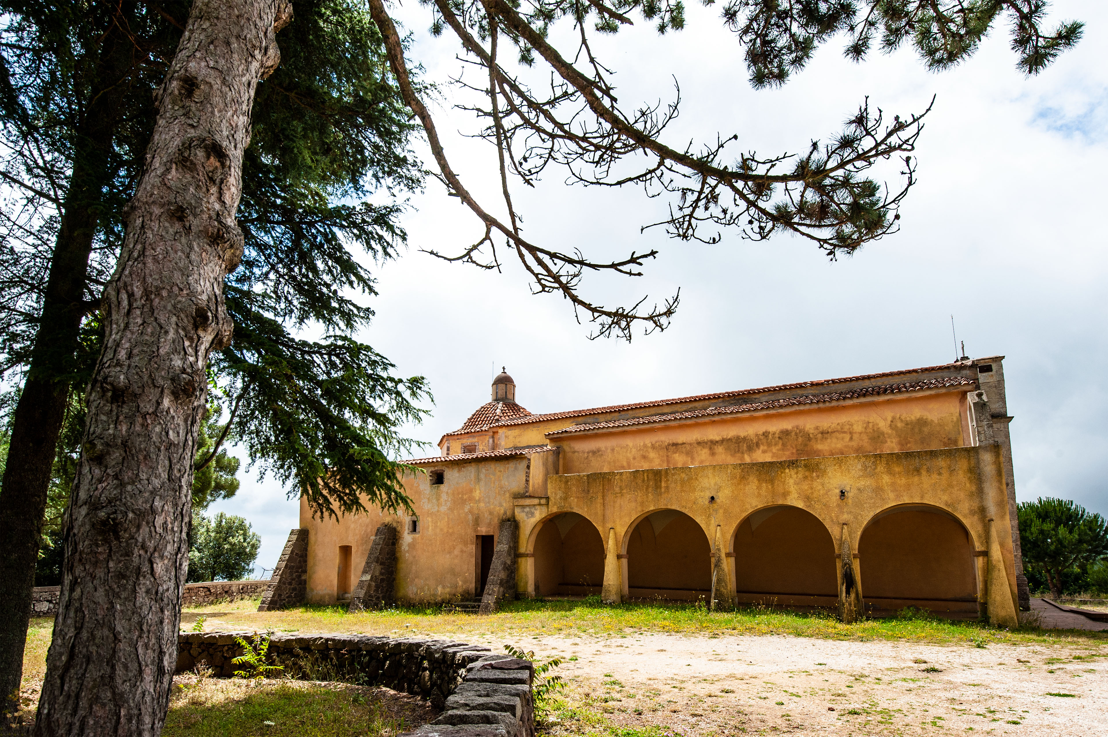 Portico addossato al fianco sinistro della chiesa (foto Ivo Piras)