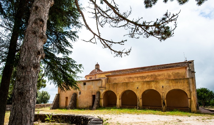 Portico addossato al fianco sinistro della chiesa