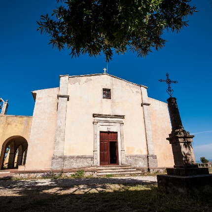 La facciata, rimaneggiata nel XVIII secolo, si presenta libera dall’intonaco solo nelle sue parti strutturali (foto Ivo Piras)