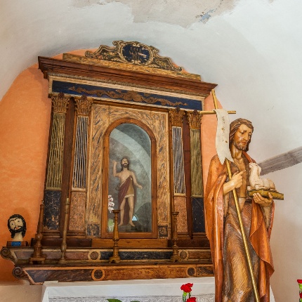 Cappella laterale voltato a botte e altare in legno (foto Ivo Piras)