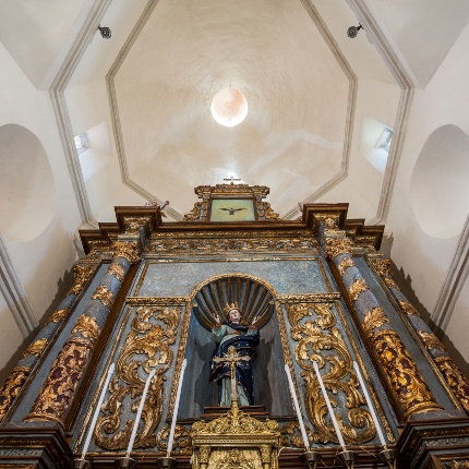 Il presbiterio è occupato da un maestoso altare ligneo policromato e sormontato da una cupola visibile anche dall’esterno (foto Ivo Piras)