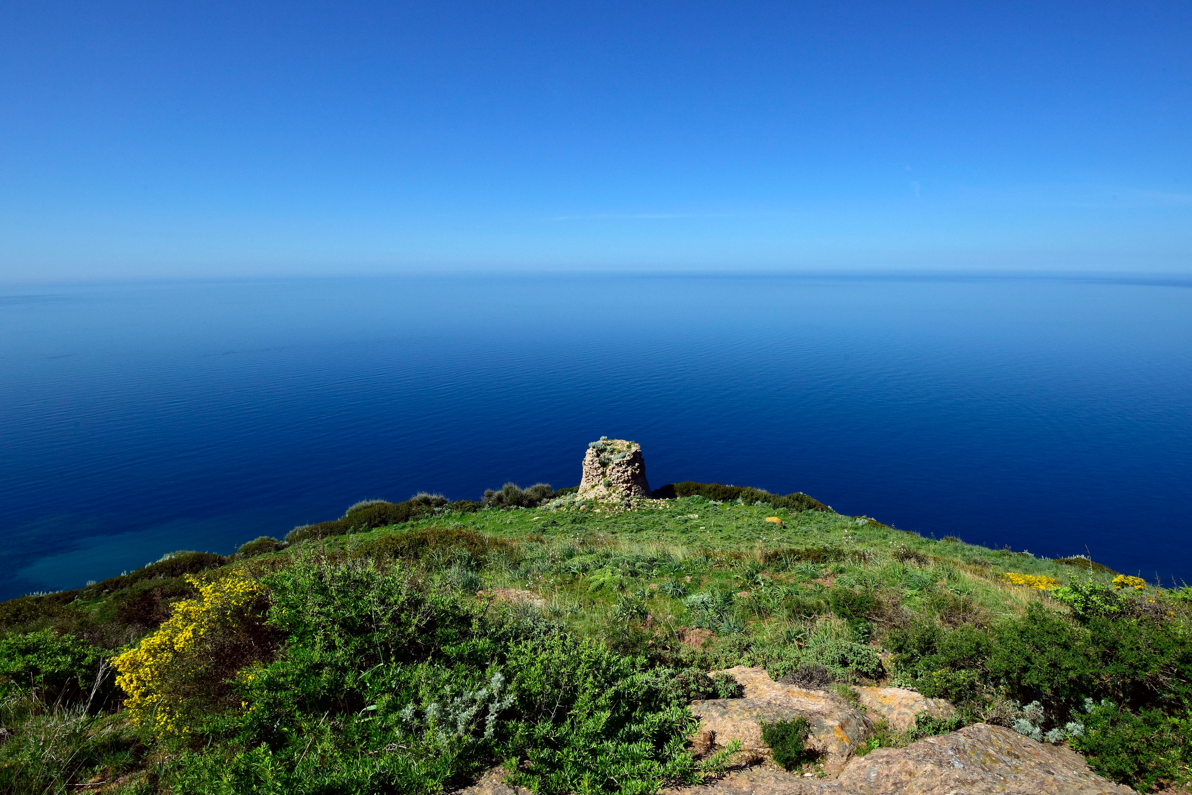 Il bastione con vista sul blu (foto Ivo Piras)